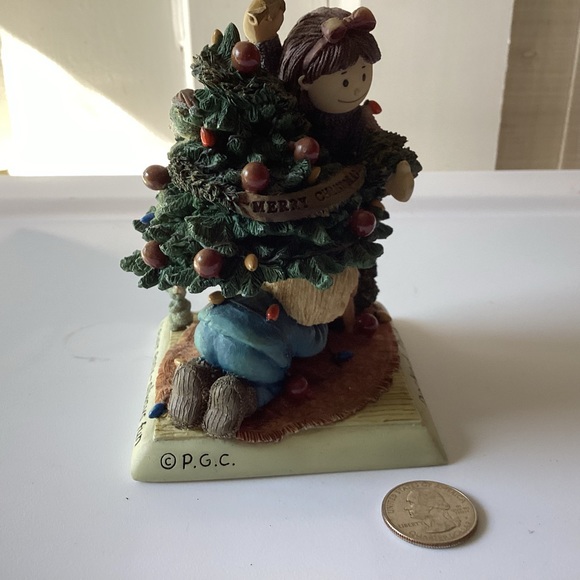 Zingle Berry, Decked Out,  Decorating the Christmas Tree - Picture 2 of 5